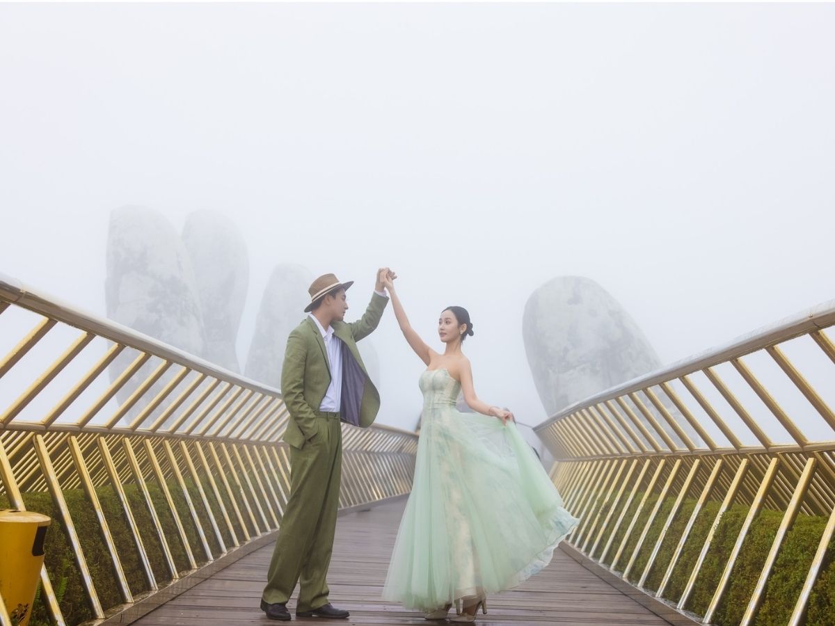 Khung hình được yêu thích nhất là góc bàn tay vàng đỡ cầu với phông nền núi non lẩn khuất trong mây.