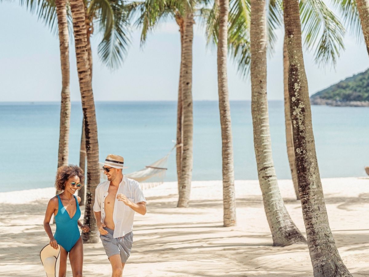 Xu hướng chụp ảnh đẹp ở Đà Nẵng hướng tới các bộ ảnh phong cách tối giản bên bãi biển.