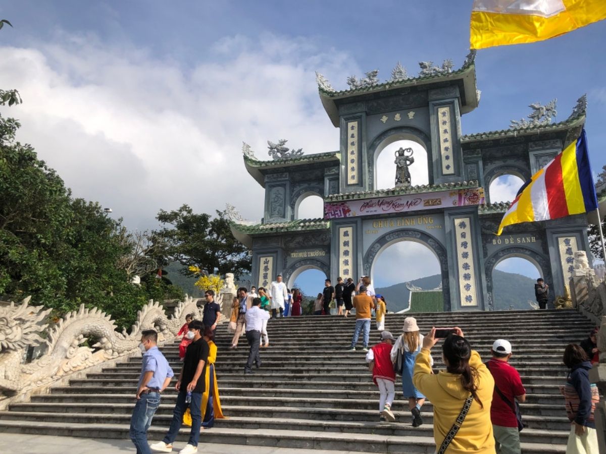 Tại các địa điểm tâm linh như chùa Linh Ứng, Ngũ Hành Sơn, Nhà thờ Con Gà và phố cổ Hội An việc lựa chọn trang phục kín đáo là cần thiết.