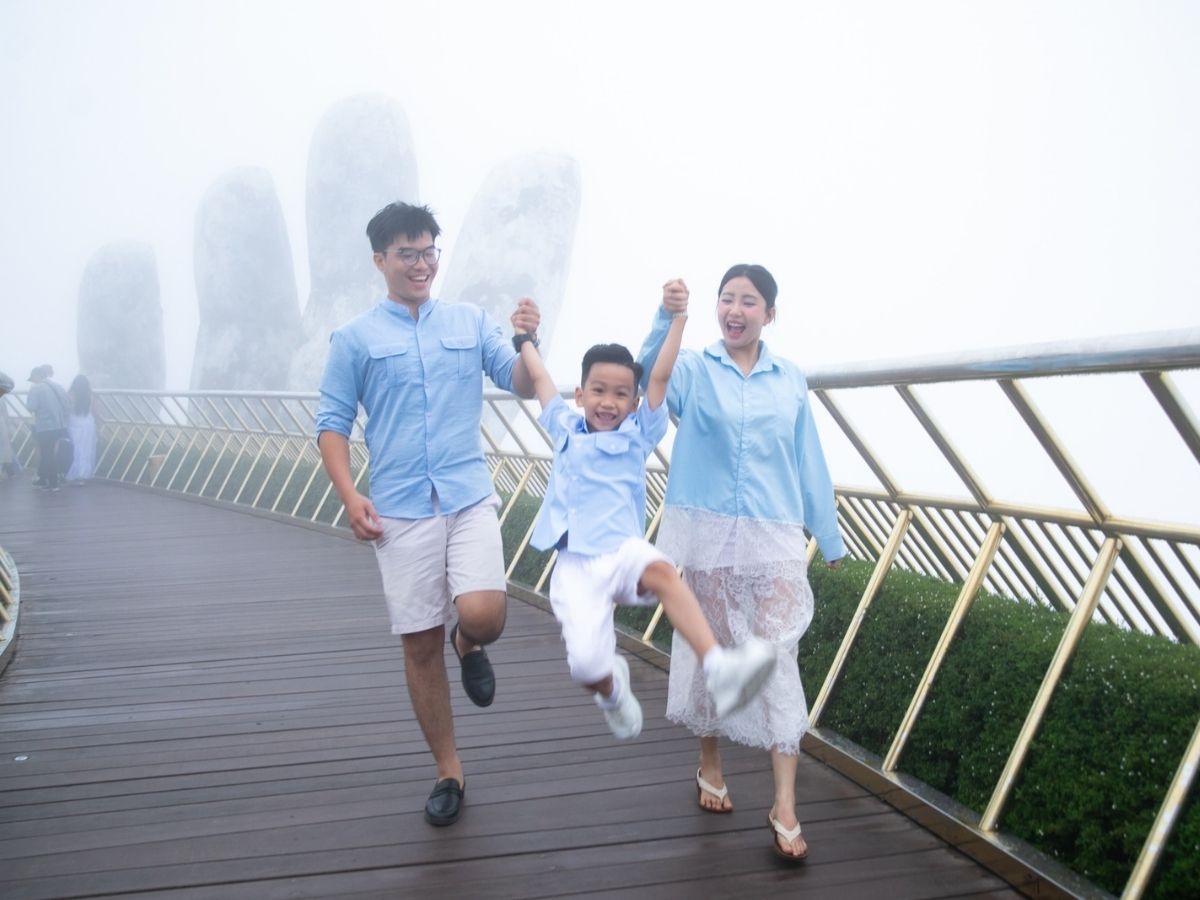 Sun World Ba Na Hills nổi bật với hình ảnh đôi bàn tay khổng lồ đã trở thành biểu tượng du lịch đặc trưng.