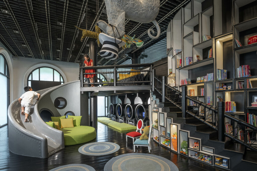 Trẻ em có thể tham gia đa dạng hoạt động trong nhà như làm đồ thủ công, vẽ tranh, sáng tạo đèn lồng.&nbsp;