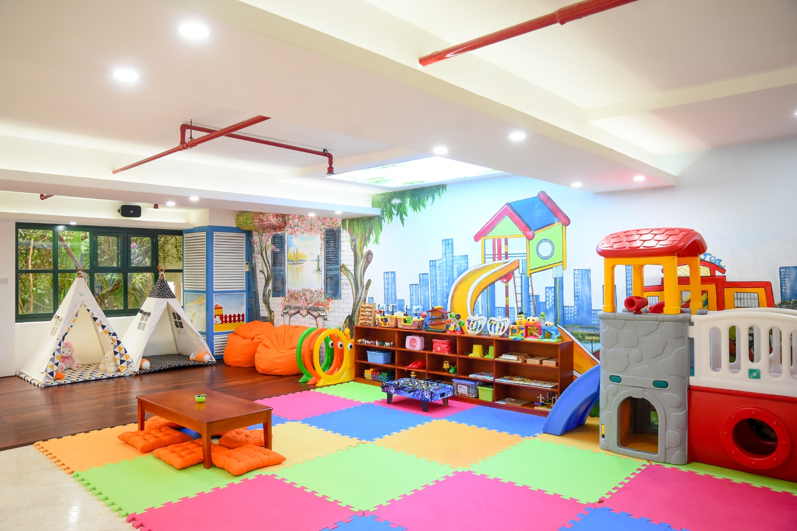 Resort chuẩn bị sẵn các tiện nghi phù hợp cho trẻ nhỏ hoặc không gian sinh hoạt an toàn.