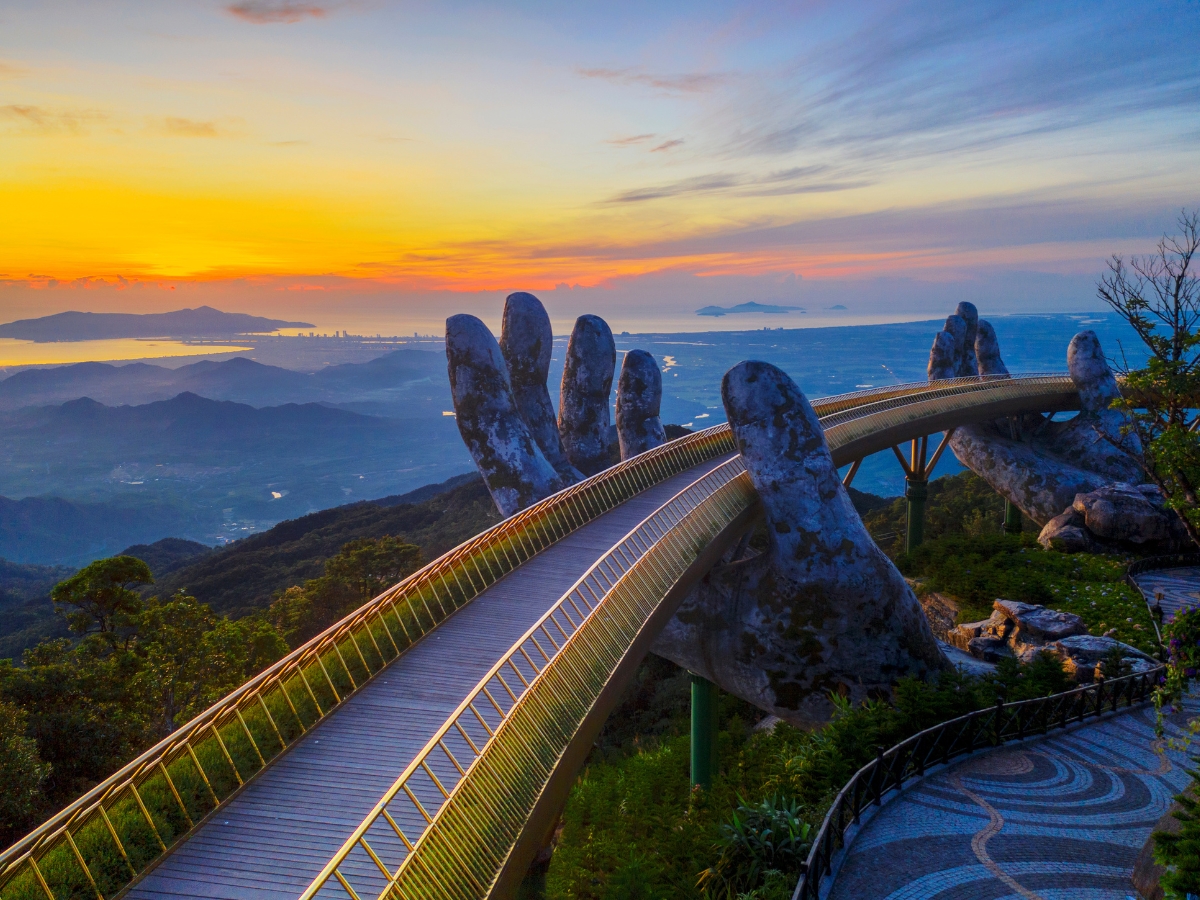 Ghé thăm cầu Vàng để ngắm bình minh tuyệt đẹp bên sườn núi