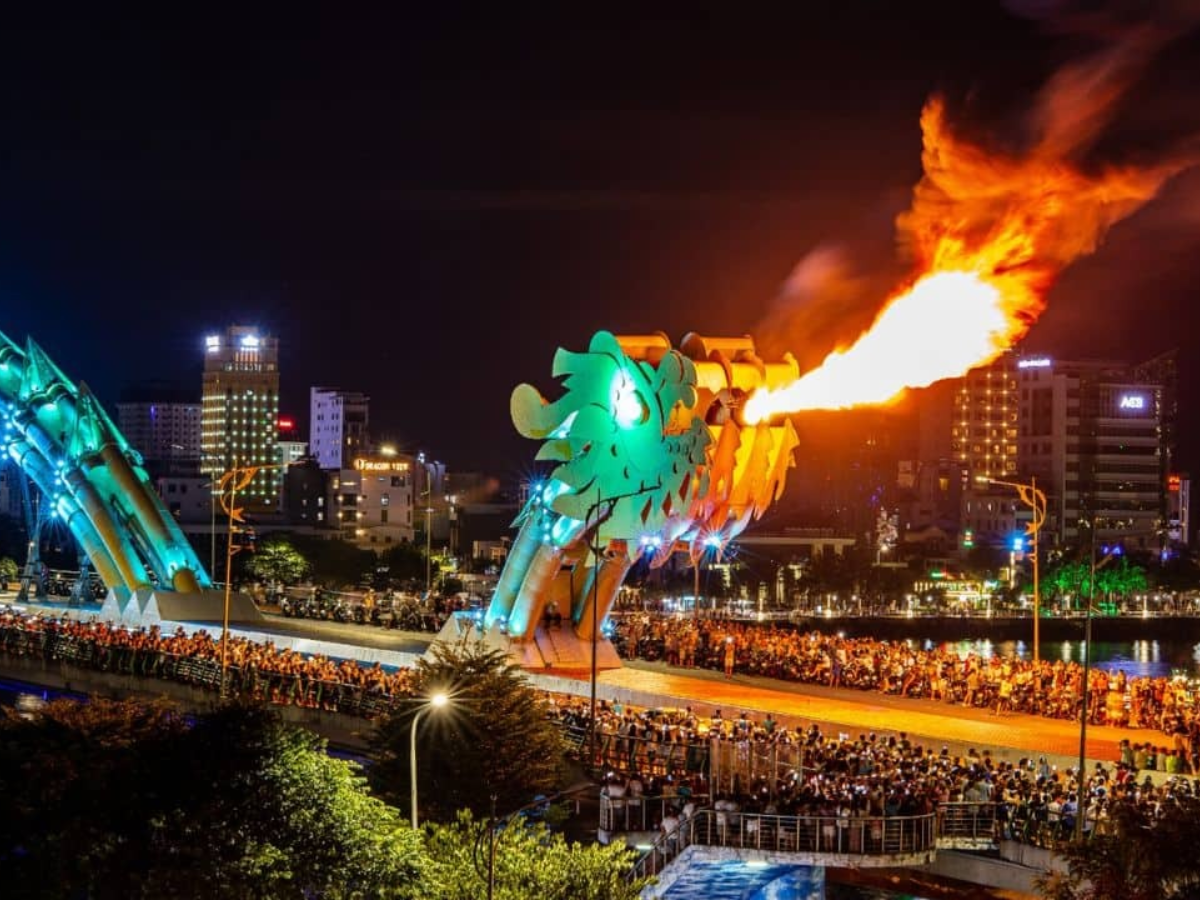 Chiêm ngưỡng cầu Rồng phun lửa tại trung tâm thành phố. (Nguồn: Sưu tầm)