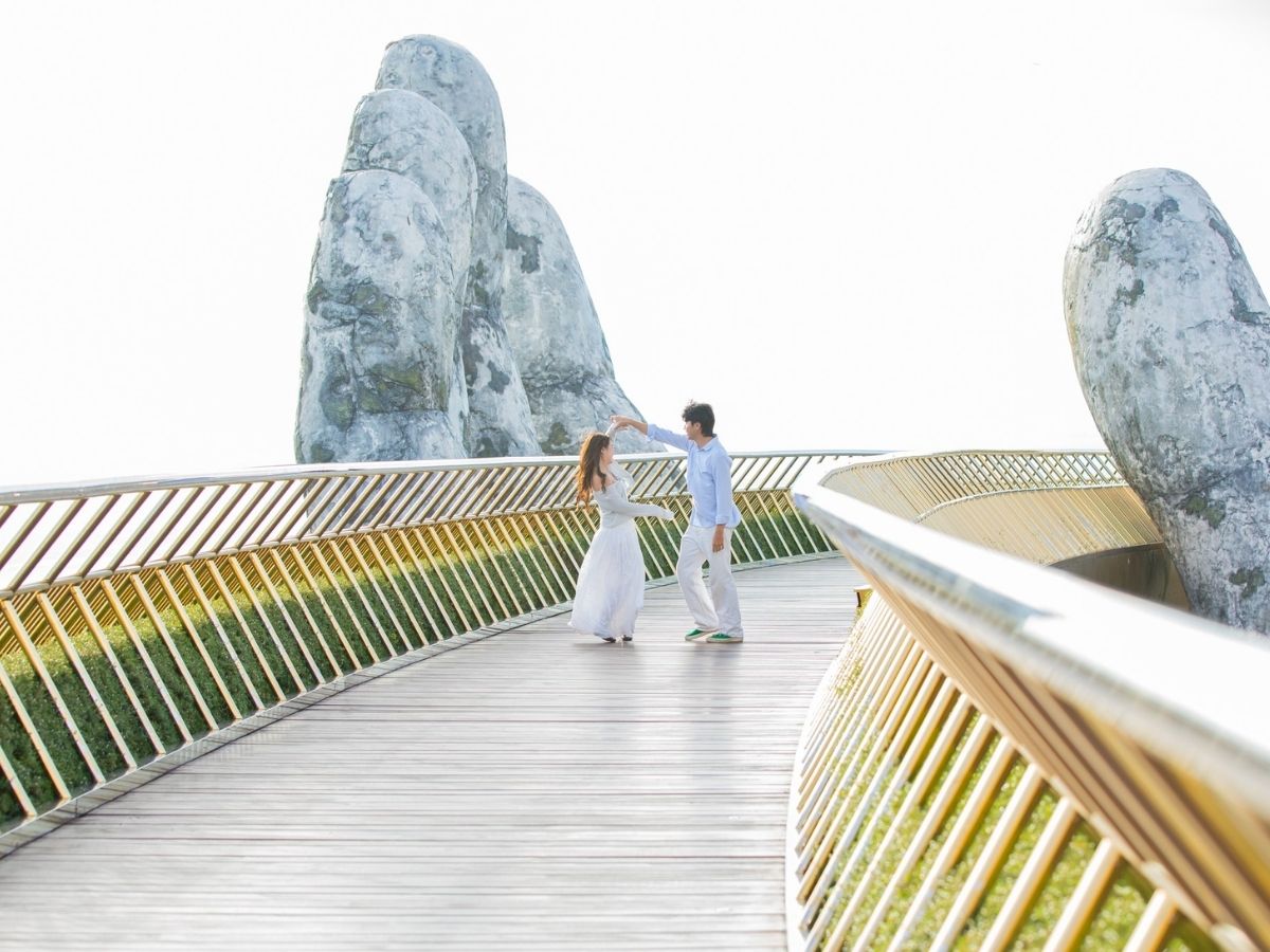 Cầu Vàng với hình ảnh đôi bàn tay đá nâng đỡ đã trở thành điểm nhấn du lịch nổi bật của Việt Nam.