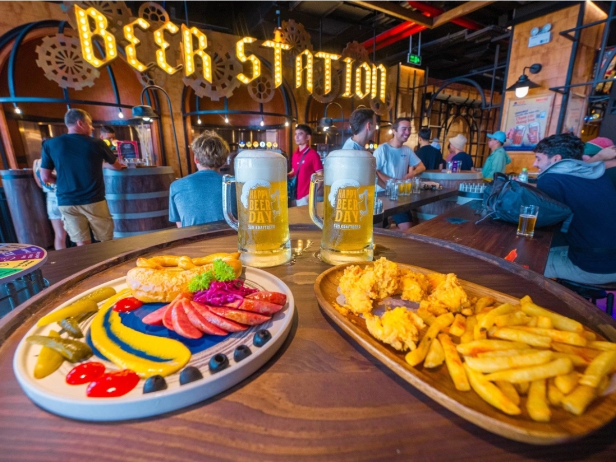 Thưởng thức bia Sun Kraft trong bầu không khí lễ hội (Nguồn: Sưu tầm)