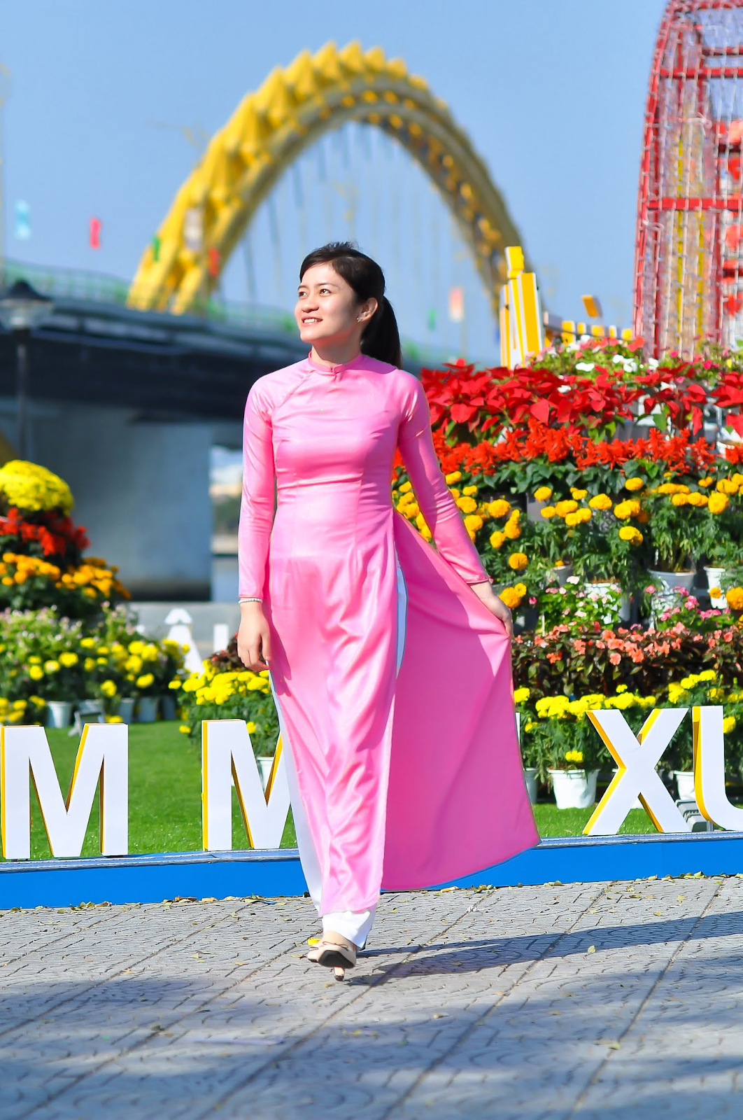 Nhiều du khách chọn chụp áo dài ở Cầu Rồng