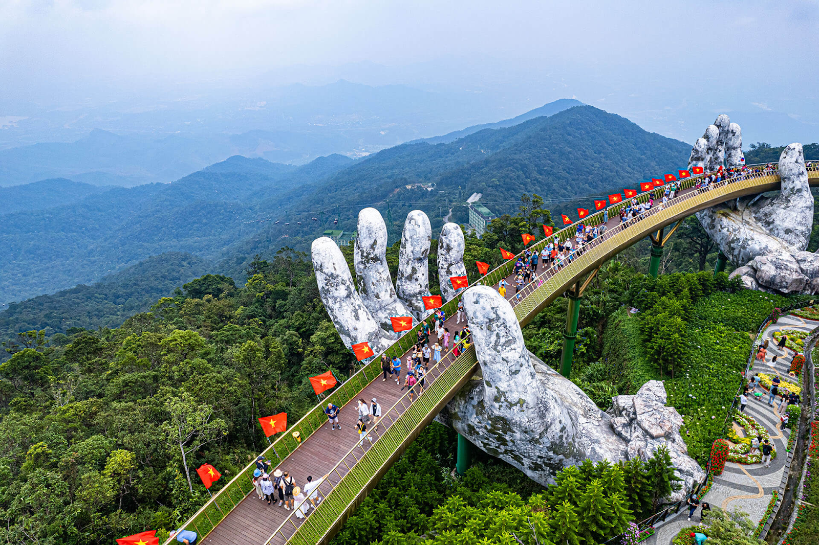 Chiêm ngưỡng cầu Vàng biểu tượng tại khu du lịch Sun World Ba Na Hills