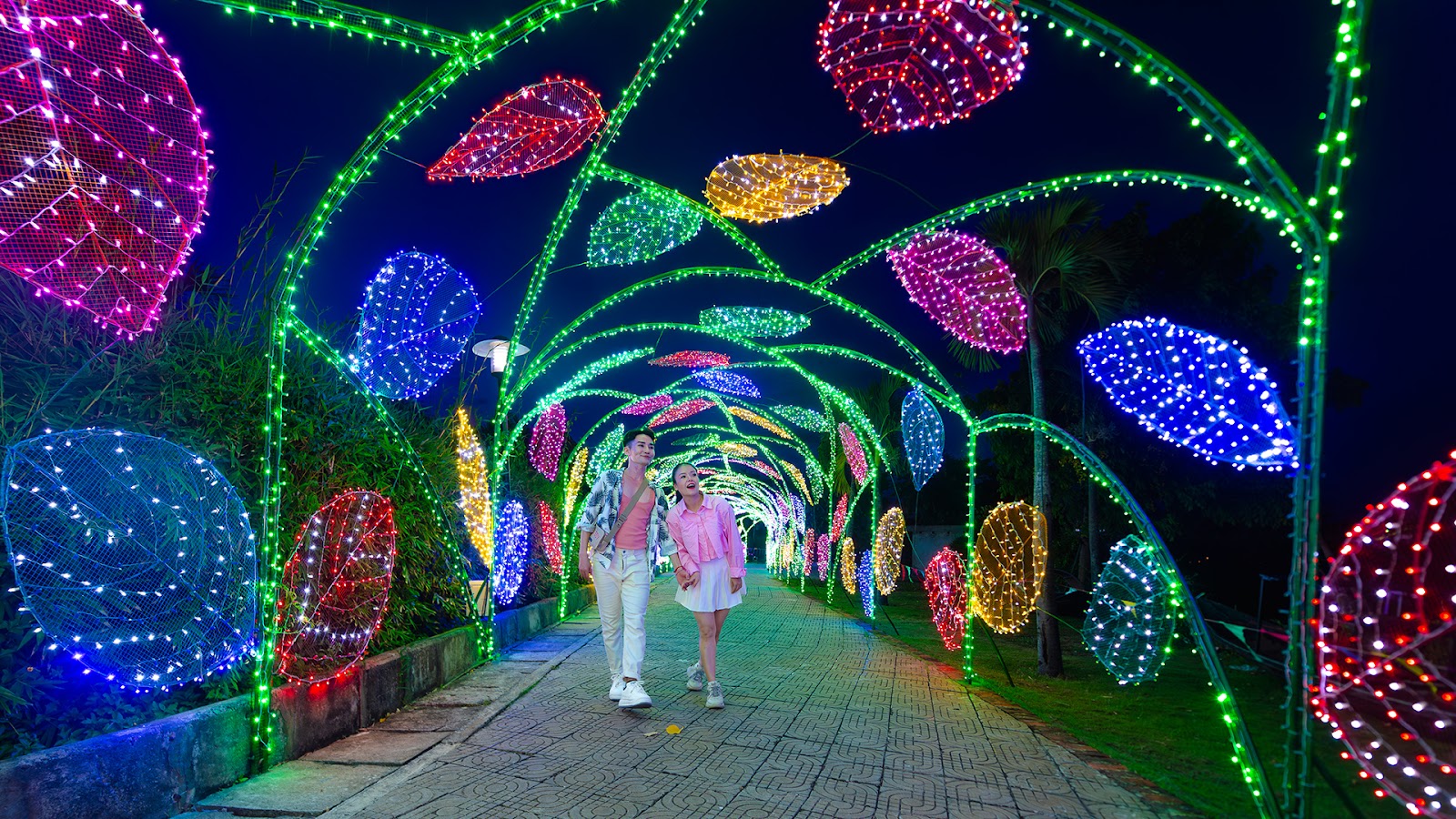 Không gian lễ hội dẫn du khách bước vào một thế giới nơi ký ức và hiện tại giao thoa theo dòng chảy lịch sử của phố Hội xưa.