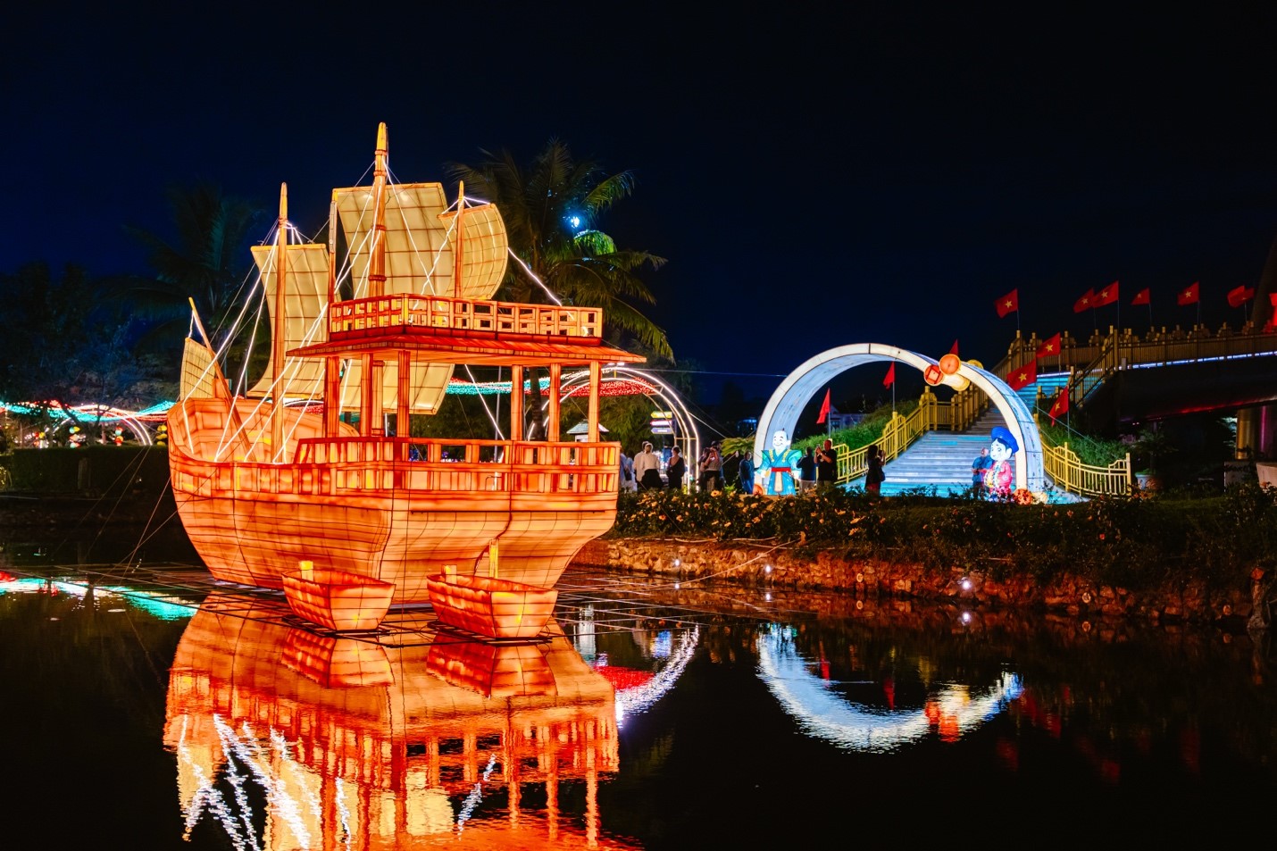 Không gian đèn lồng nghệ thuật quy mô lớn chủ đề “Châu Ấn Thuyền – Bức tranh di sản” tái hiện thương cảng Faifo phồn thịnh