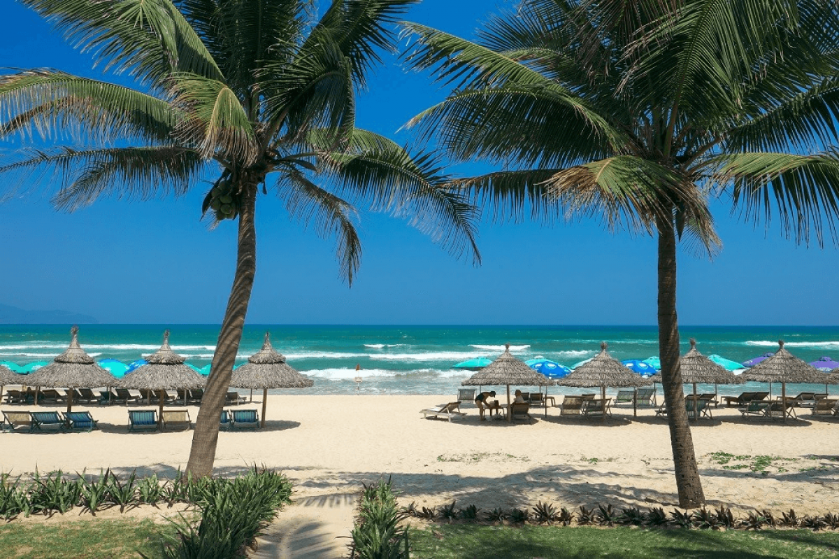 Biển Đà Nẵng vào tháng 4 ấm áp và dễ chịu