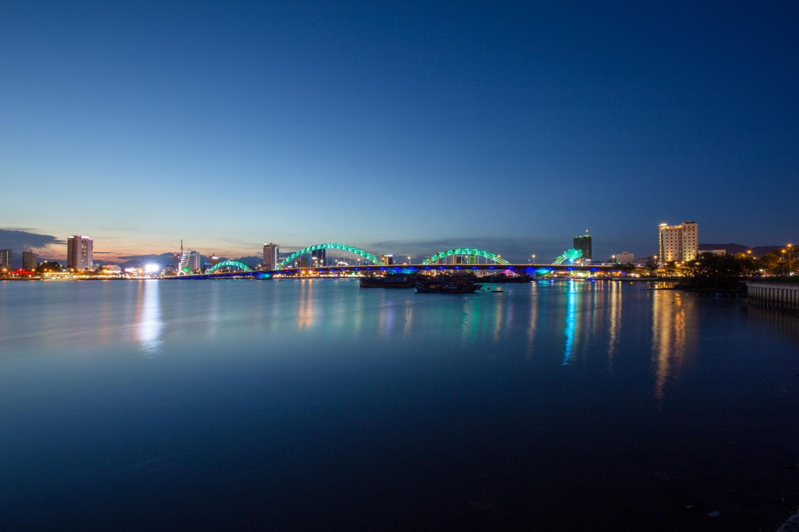 Khung cảnh sông Hàn và cầu Rồng về đêm là một trong những hình ảnh đặc trưng của thành phố Đà Nẵng.