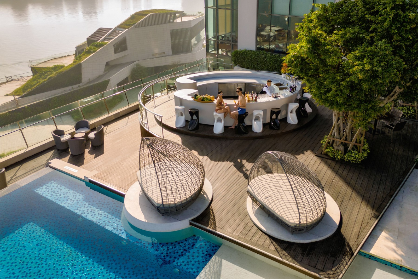 Không gian nghỉ dưỡng và giải trí tại khu du lịch ven sông.