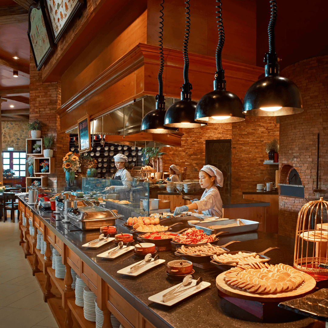 Không gian quầy buffet với nhiều lựa chọn ẩm thực dành cho du khách.