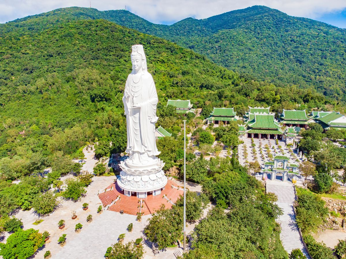 Tượng Quan Thế Âm tại chùa Linh Ứng, bán đảo Sơn Trà.