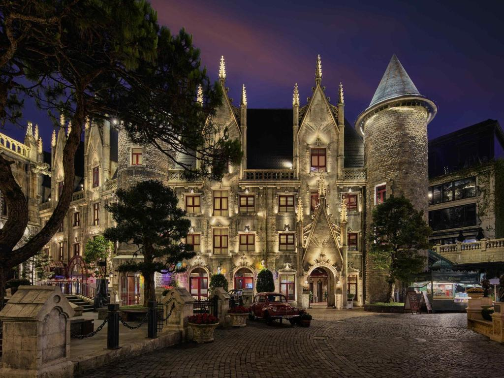 Khu làng Pháp tại Bà Nà Hills nổi bật với kiến trúc châu Âu cổ điển, thu hút du khách tham quan và trải nghiệm khi màn đêm buông xuống.