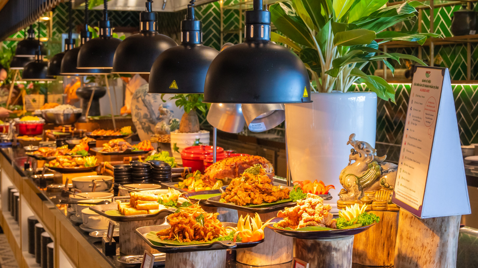 Quầy buffet đa dạng tại Beer Plaza, Sun World Ba Na Hills 