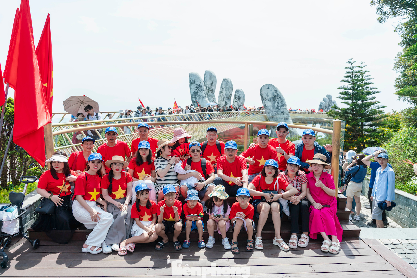 Du khách chụp ảnh lưu niệm tại Cầu Vàng - điểm check-in nổi tiếng ở Bà Nà Hills.(