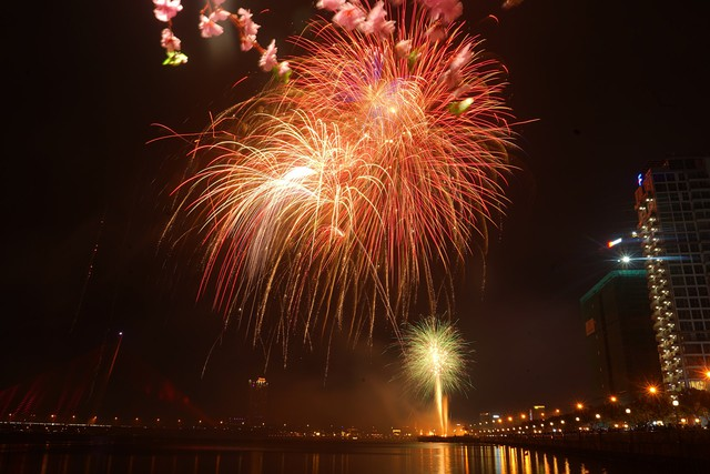 Điểm bắn pháo hoa trên khu vực Cảng sông Hàn, đường Trần Hưng Đạo. (