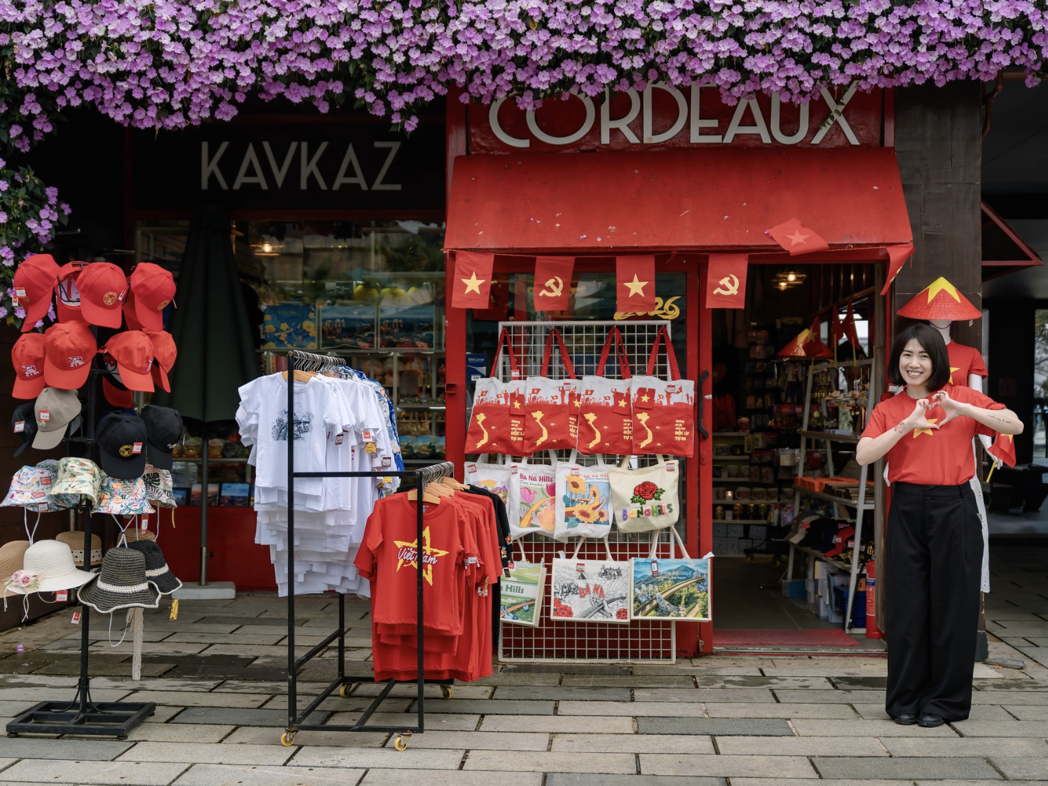 Nhiều du khách lựa chọn áo cờ đỏ sao vàng hoặc các item mang sắc đỏ làm điểm nhấn cho chuyến đi