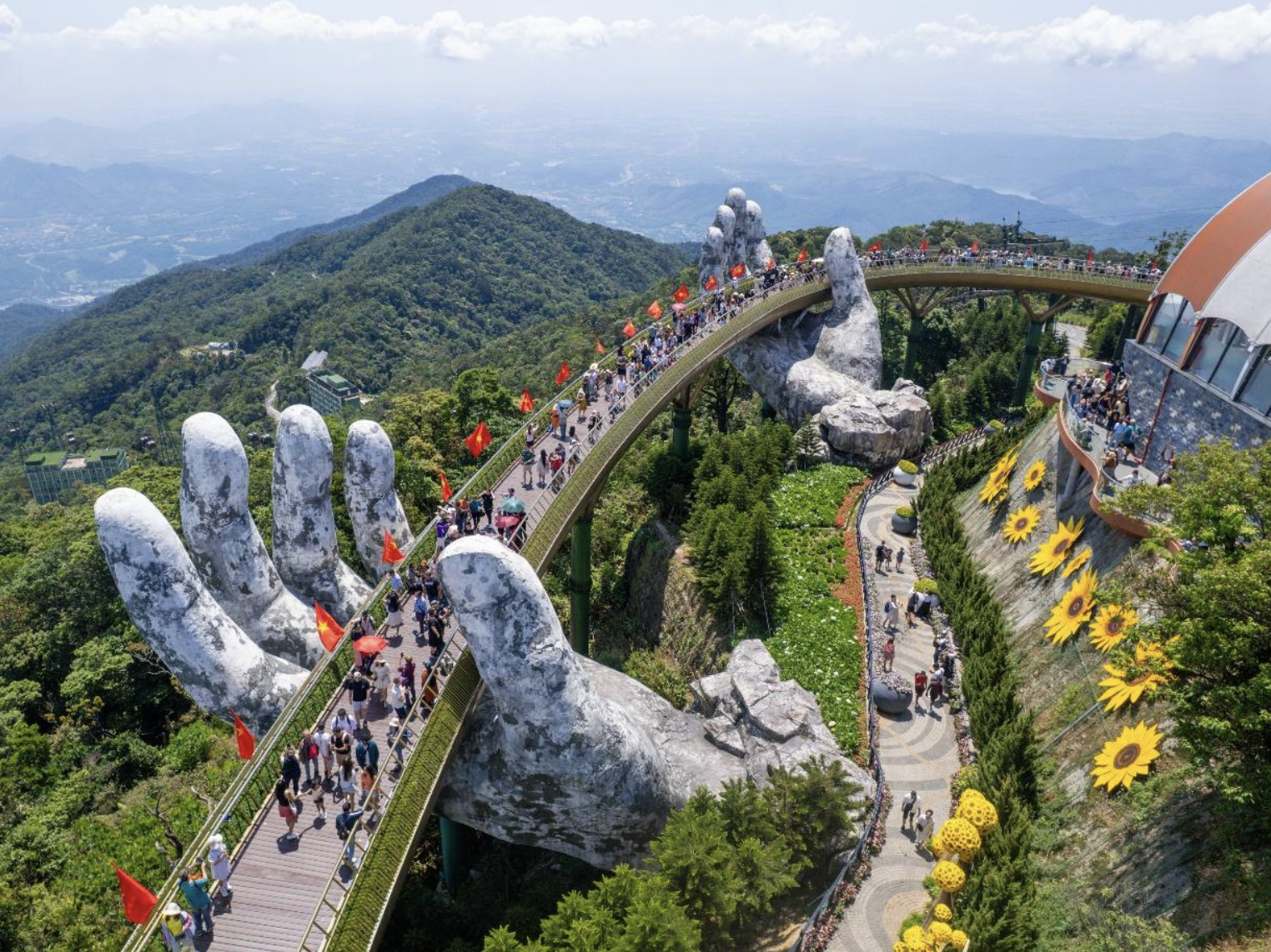 Du khách nô nức check-in Cầu Vàng trong sắc đỏ sao vàng, tạo nên khung hình đầy cảm xúc giữa mây trời Bà Nà