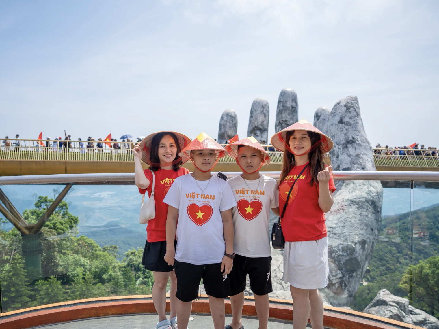 Cầu Vàng được xem là một “hiện tượng” của ngành du lịch hiện đại khi tạo ra sự kinh ngạc về thị giác