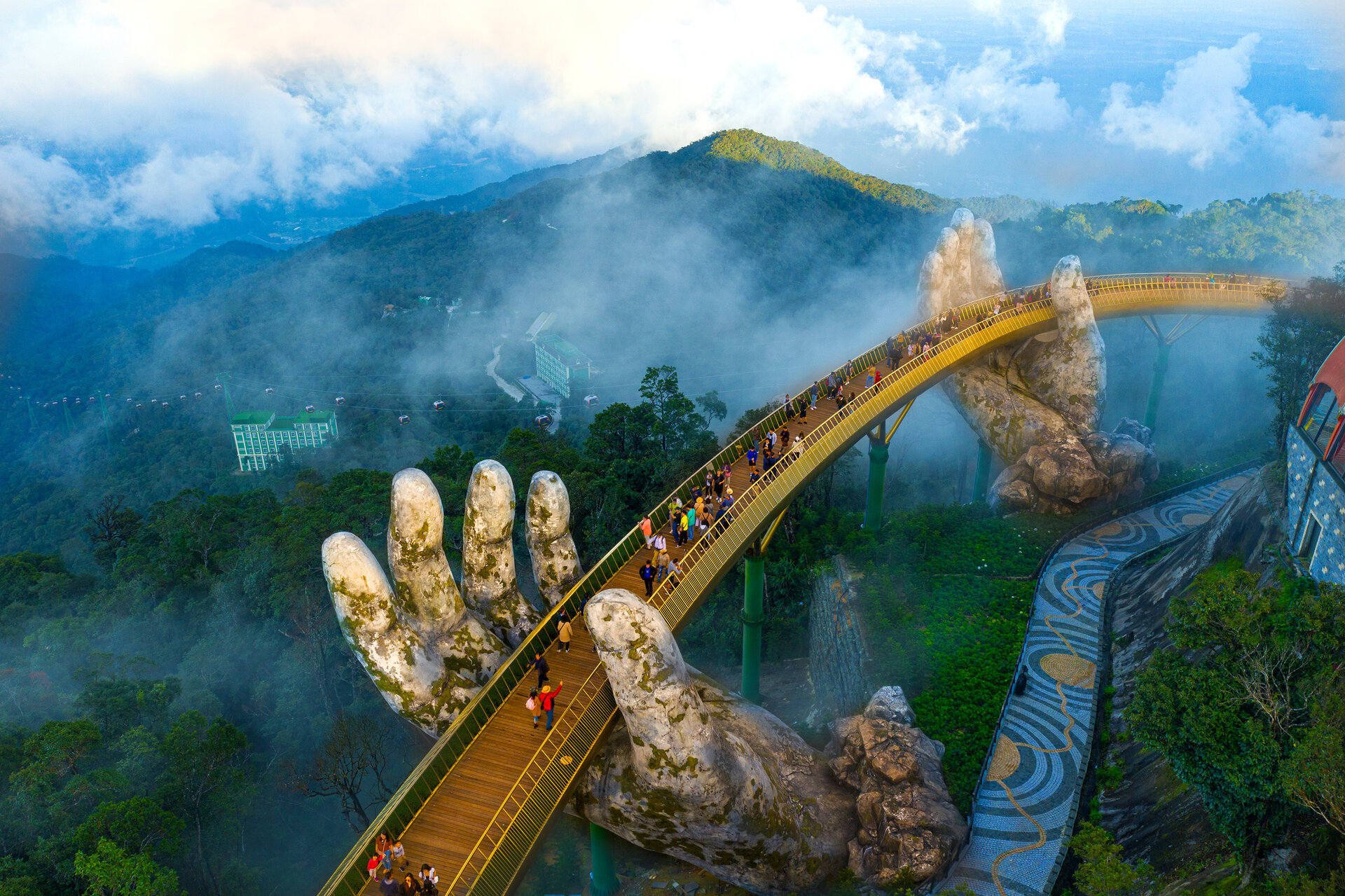 Cây cầu Vàng biểu tượng tại Sun World Ba Na Hills.