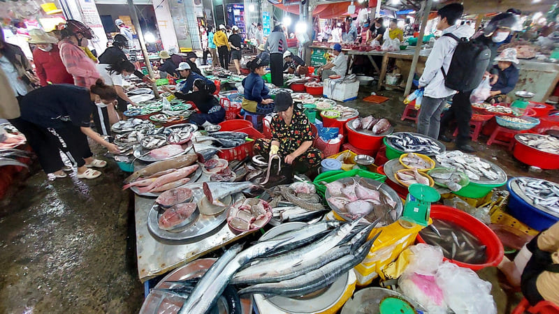Khung cảnh nhộn nhịp tại chợ hải sản Mân Thái.