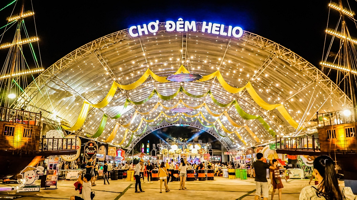 Khung cảnh nhộn nhịp khi về đêm của chợ Helio.