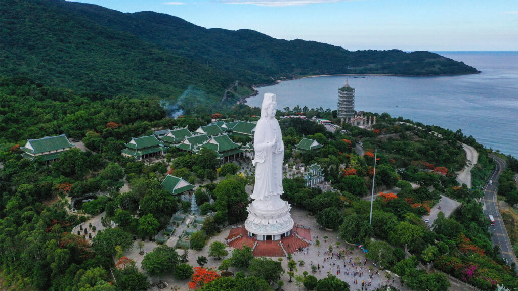Ghé thăm bán đảo Sơn Trà để chiêm ngưỡng khung cảnh thiên nhiên hùng vĩ, nên thơ.