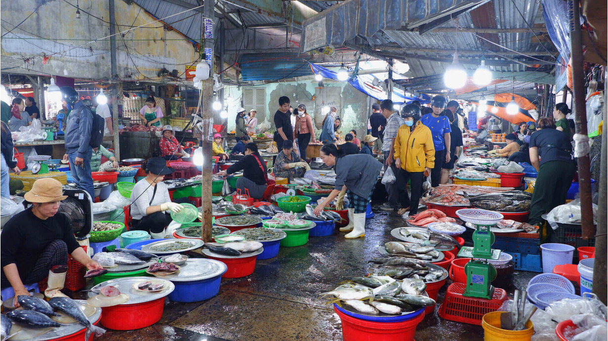 Chợ Mân Thái thường đông đúc nhất vào khung giờ từ 15h00 đến 19h00.