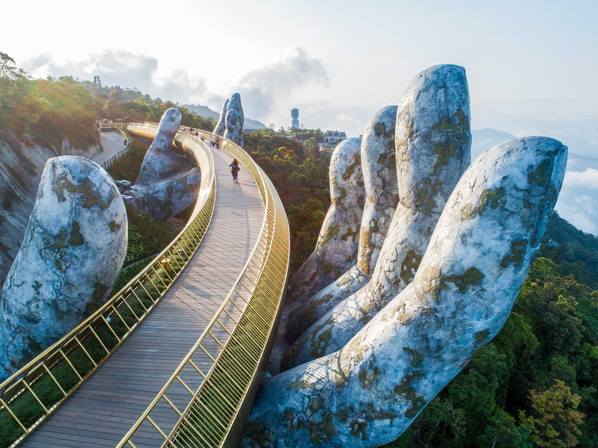 Sun World Ba Na Hills nổi bật giữa không gian núi rừng Bà Nà.
