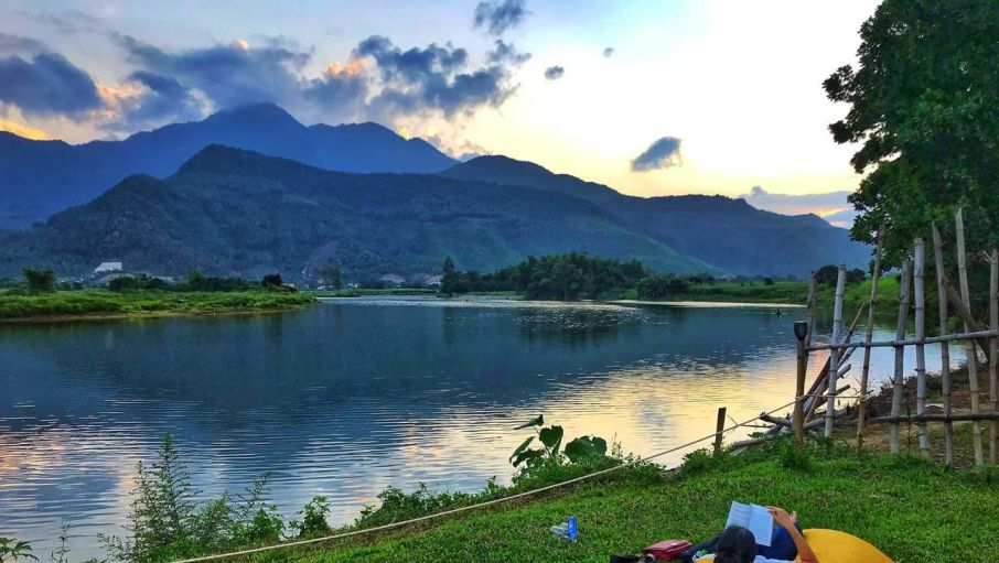 Không gian yên bình bên dòng sông Cu Đê tại Yên Retreat.