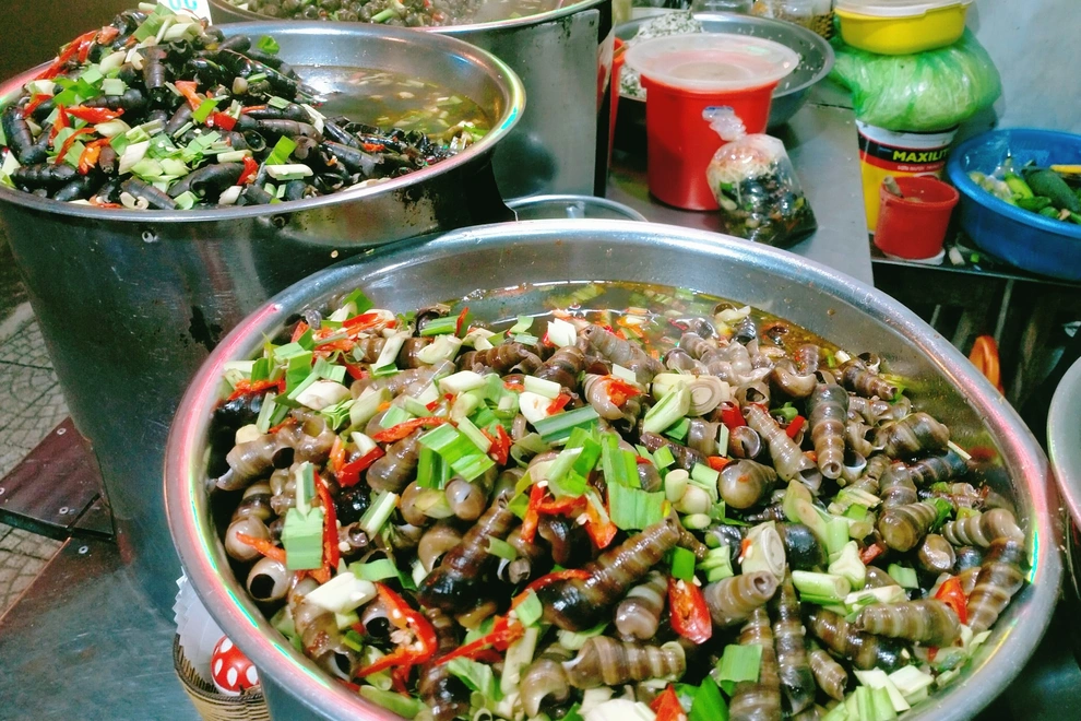 Thưởng thức đặc sản ốc hút chua cay tại chợ Bắc Mỹ An.