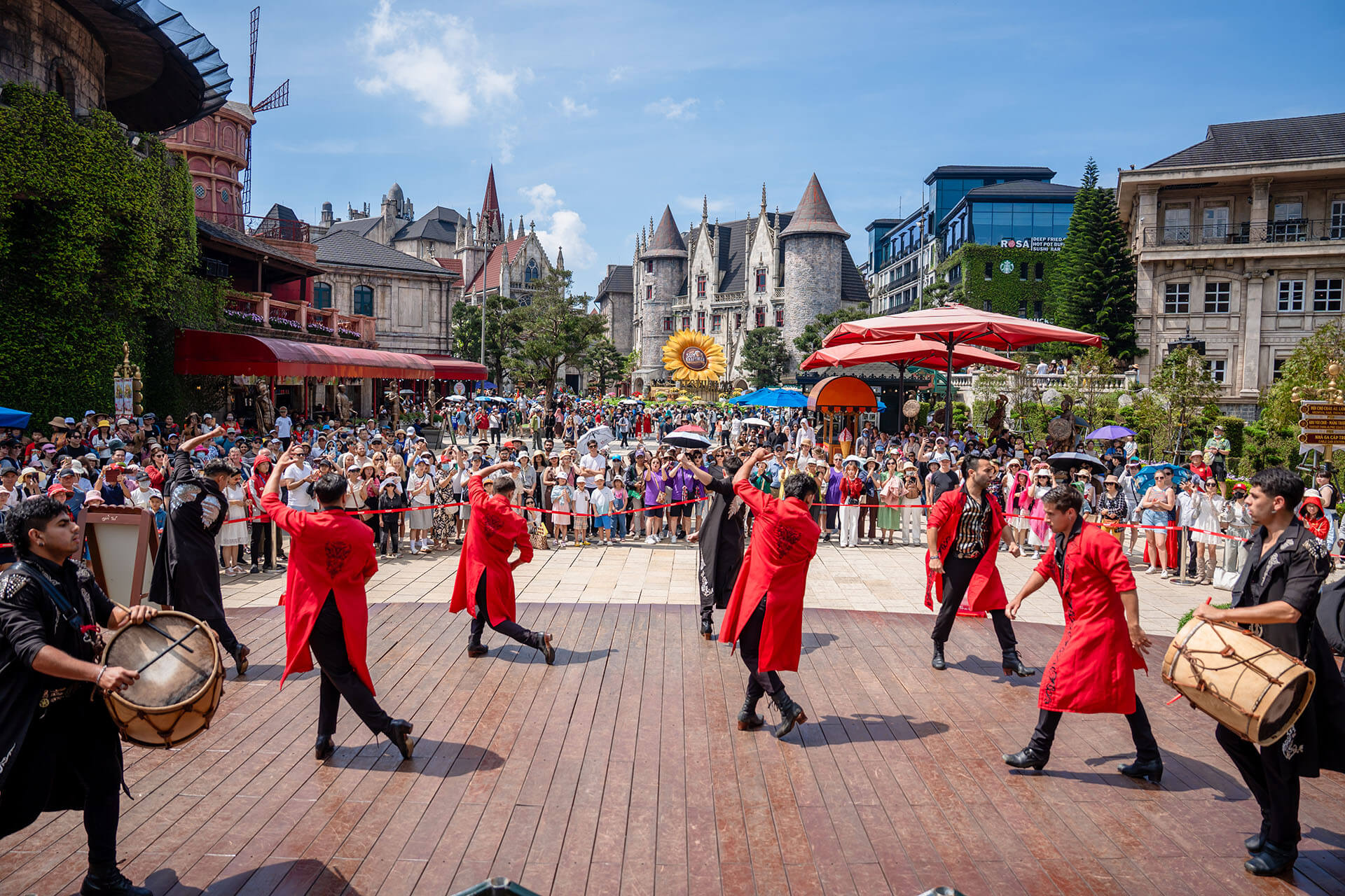Dành thời gian hoà mình vào không gian lễ hội đặc sắc tại Sun World Ba Na Hills.