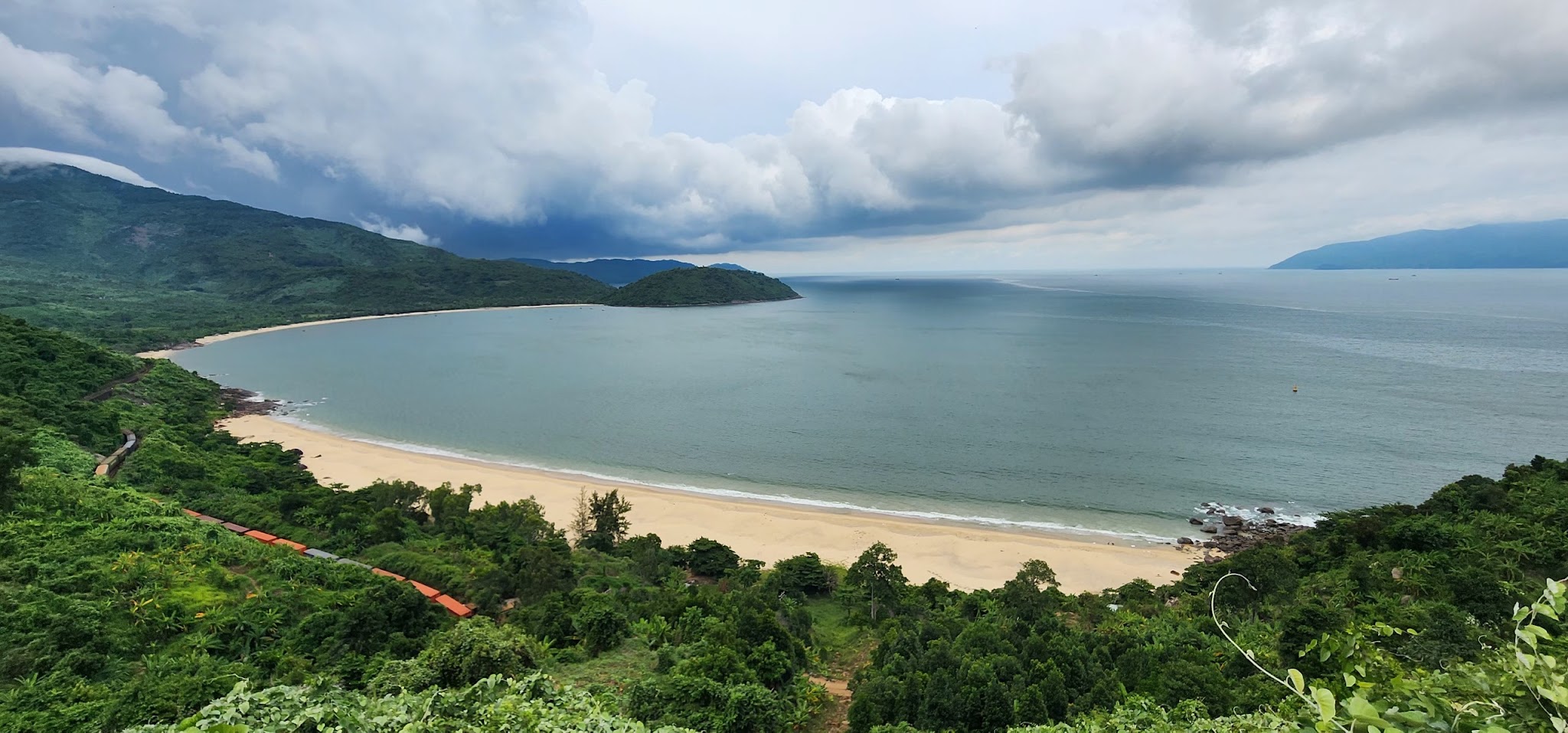 Du khách nên ưu tiên chuẩn bị trang phục gọn nhẹ, giày thể thao khi ghé thăm Làng Vân.