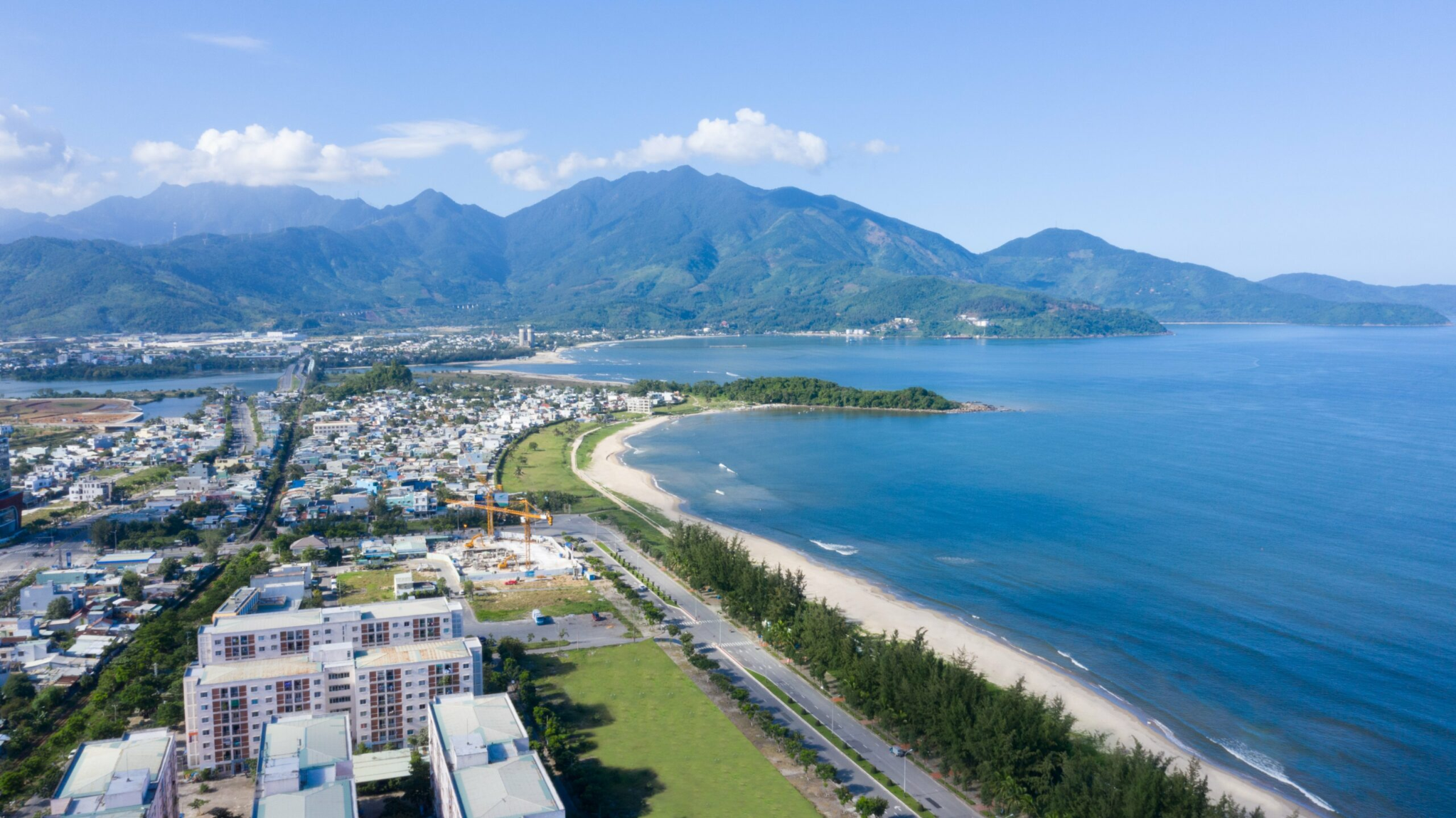 Du khách có thể lựa chọn di chuyển bằng thuyền từ khu vực biển Nguyễn Tất Thành tới Làng Vân.