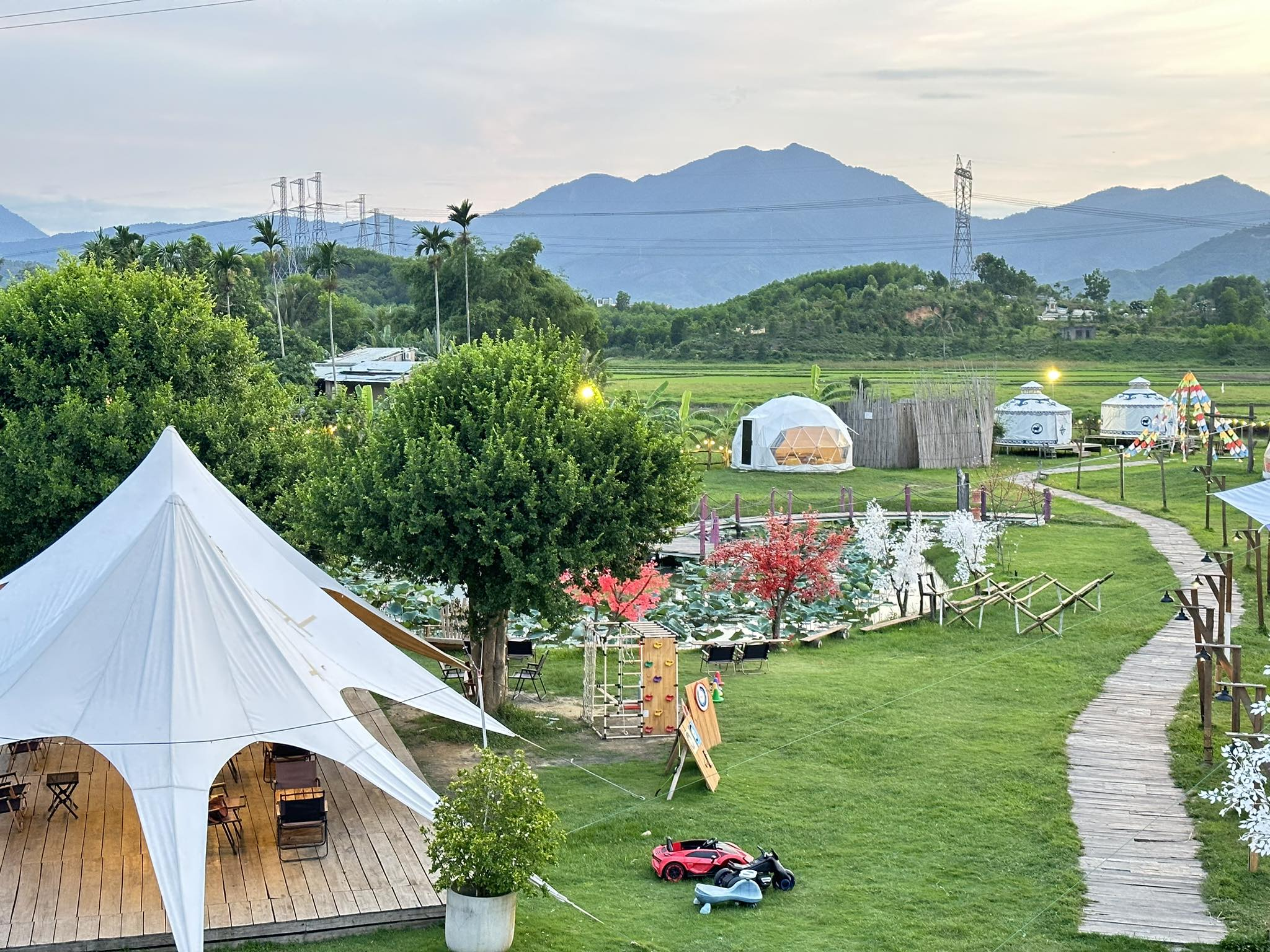 Hani Glamping Đà Nẵng theo đuổi mô hình glamping hiện đại, kết hợp giữa nghỉ dưỡng, vui chơi và thư giãn ngoài trời.