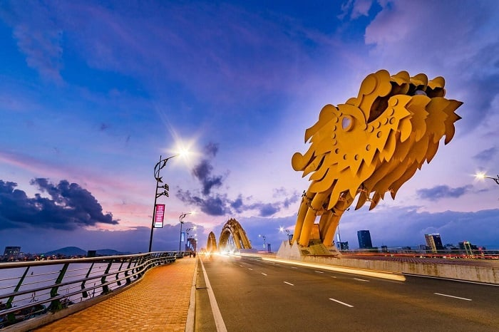 Cầu Rồng mang kiến trúc đặc trưng, thể hiện khát vọng phát triển và vươn xa của thành phố.
