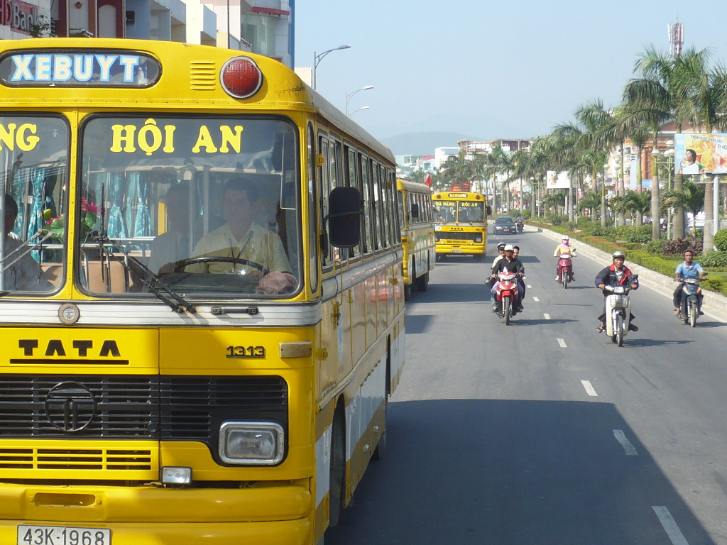 Các tuyến xe buýt Đà Nẵng – Hội An giúp du khách dễ dàng di chuyển giữa hai địa điểm.