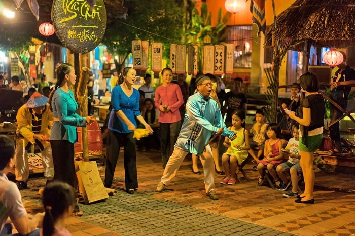 Hoà mình vào những trò chơi dân gian như bài chòi, hò khoan, hò giã gạo