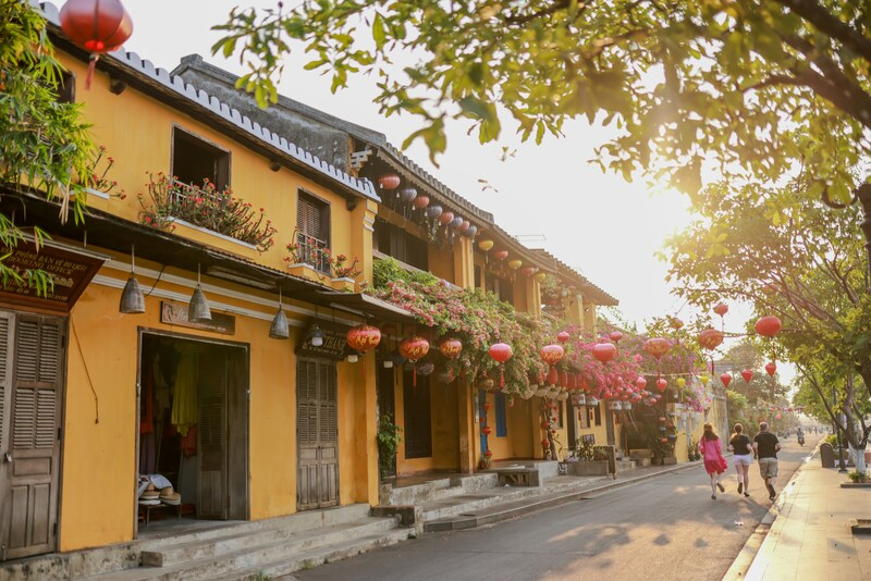 Không gian cổ kính, trầm lắng của phố cổ Hội An chỉ cách Đà Nẵng sầm uất 40 phút di chuyển.