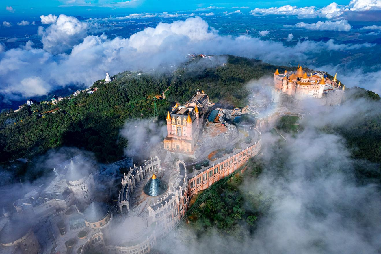 Sun World Ba Na Hills được mệnh danh là “chốn bồng lai tiên cảnh” giữa lòng miền Trung.