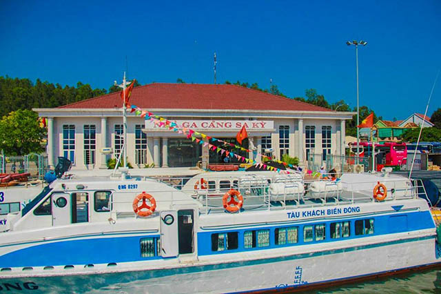 Cảng Sa Kỳ là điểm tập trung để di chuyển tới đảo Lý Sơn.