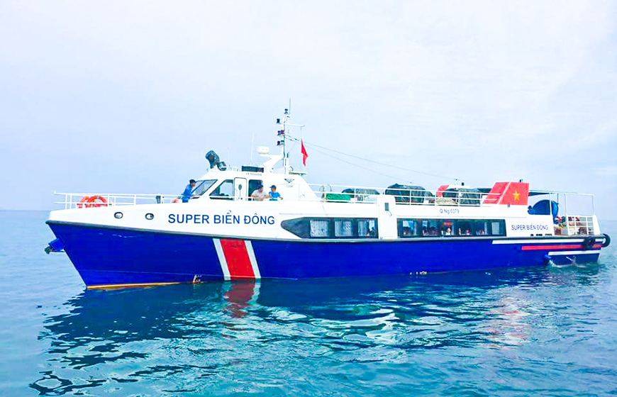 Di chuyển bằng tàu cao tốc từ cảng Sa Kỳ đi đảo Lý sơn.
