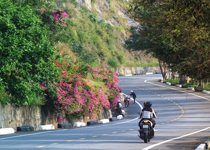 Di chuyển bằng xe máy là lựa chọn lý tưởng dành cho những du khách đam mê khám phá.
