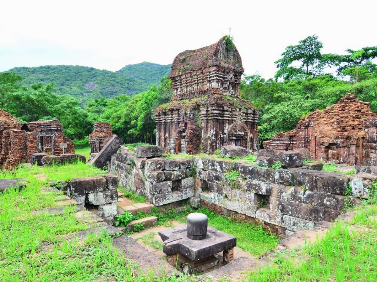 Cách Hội An không xa, Thánh địa Mỹ Sơn là điểm đến giàu giá trị lịch sử – văn hóa.