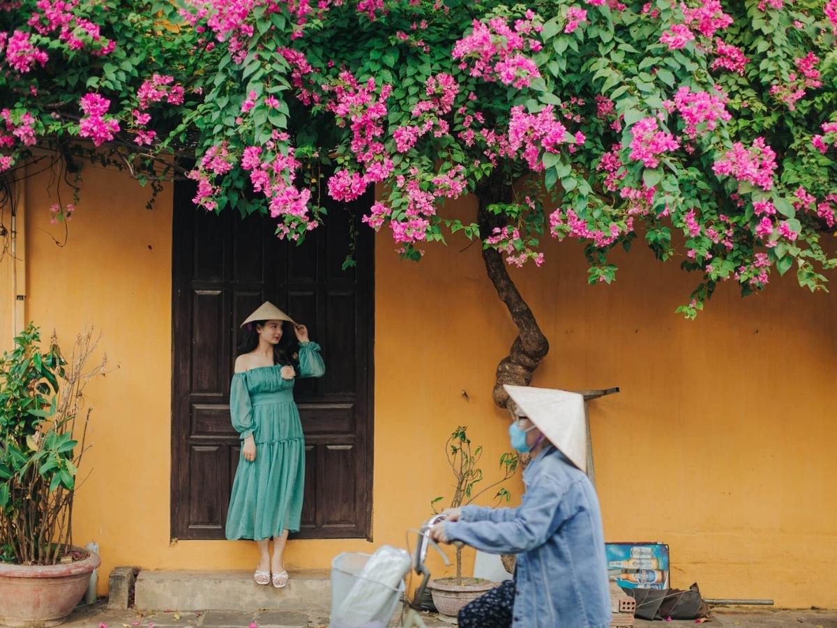 Nên tham quan phố cổ vào đầu ngày (6-8h) hoặc chiều muộn (16-18h) khi nhiệt độ dịu mát, ánh sáng đẹp.