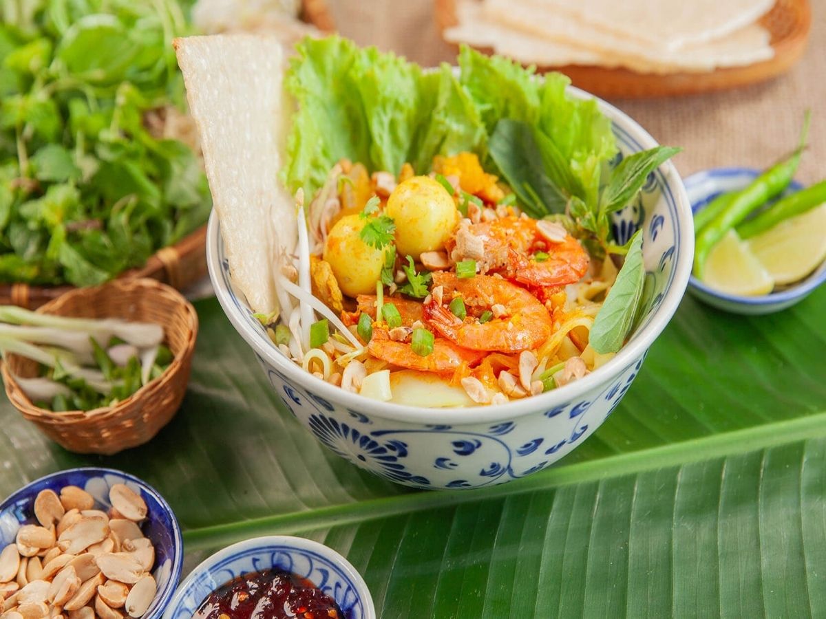 Mì Quảng Phú Chiêm của Cô Sáu là địa chỉ nổi tiếng nhiều năm, nước dùng đậm đà hầm từ xương heo, tôm, cua.