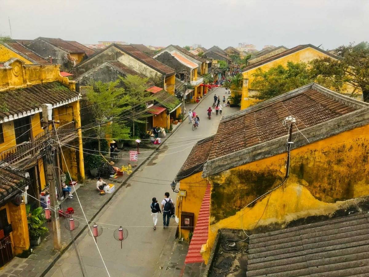 Phố cổ Hội An sở hữu vô số góc check-in hấp dẫn với những con đường nhỏ, dãy nhà cổ sơn vàng và không gian đậm chất hoài niệm.